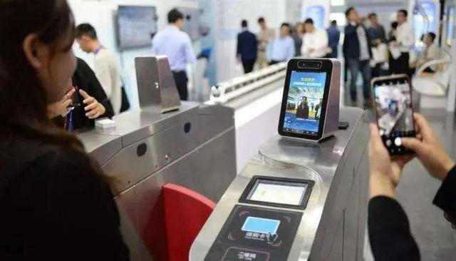 地鐵閘機嵌入人臉識別終端，實現刷臉乘坐地鐵