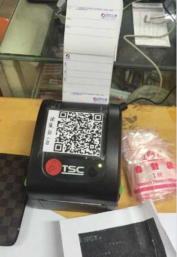 流水線上配條碼打印機提升工作效率。